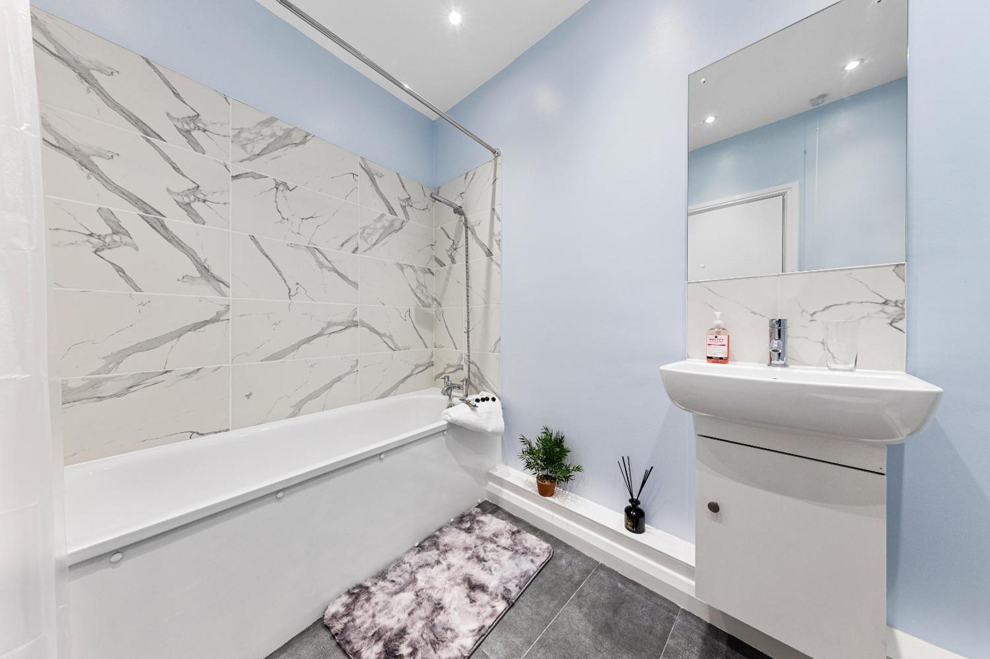 Elegant & Spacious 2Br London Hideaway- King Bed, Sleeps 6 - Parking- Instant Book- 20 Percent Off Limited Time! Barnet Exterior photo